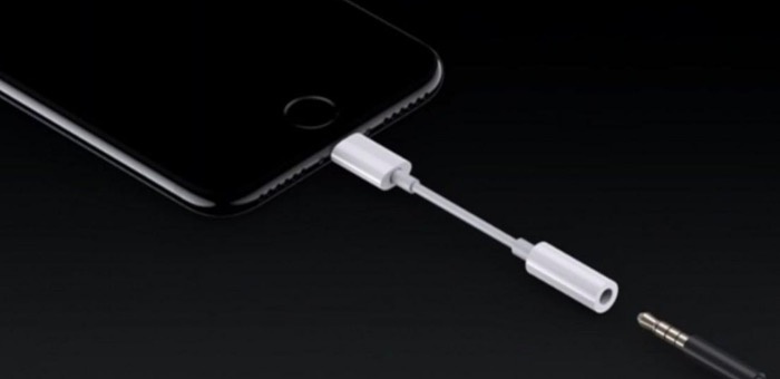 iPhone headphone jack dongle