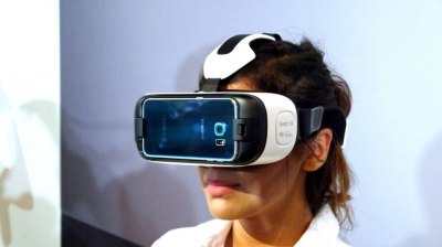 Samsung launches Galaxy S7 with bonus VR headset